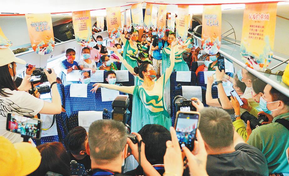 6月20日，C6418次列车上，巫山、奉节、云阳等郑渝高铁沿途区县给乘客带来各具特色的舞蹈、戏曲等文艺节目。记者 崔力 摄/视觉重庆