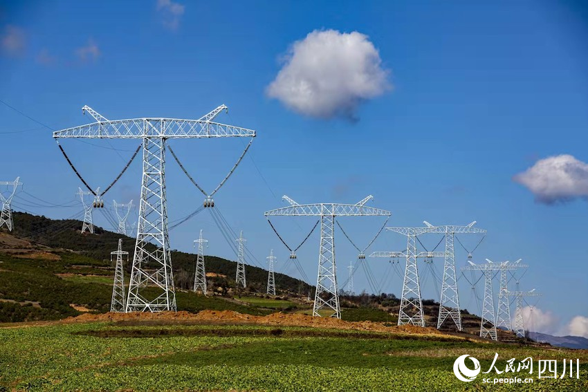 白鹤滩—江苏±800千伏特高压直流输电工程四川段。安伟摄