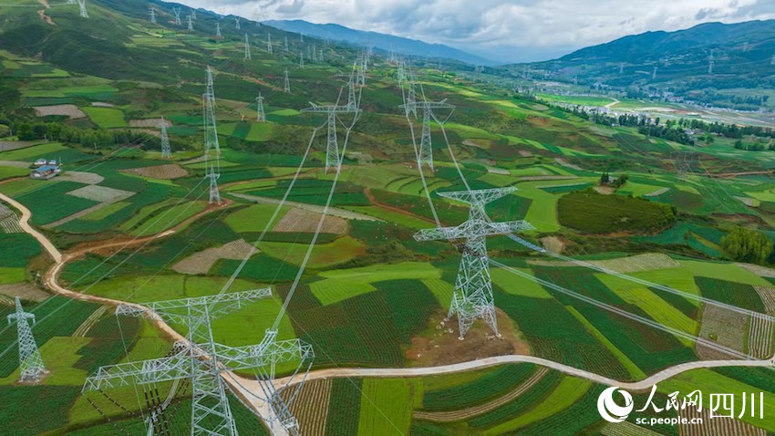 大凉山深处，在建中的白鹤滩—江苏、白鹤滩—浙江特高压直流输电线路并行。卢忠东摄