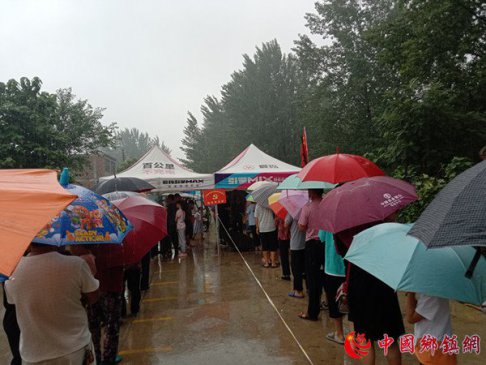 防疫意识强 冒雨做核酸