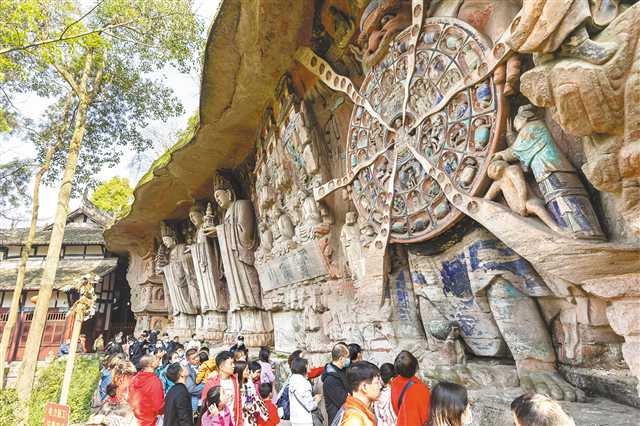 大足宝顶山石刻景区，吸引众多游客参观。（本报资料图片）特约摄影 瞿波/视觉重庆