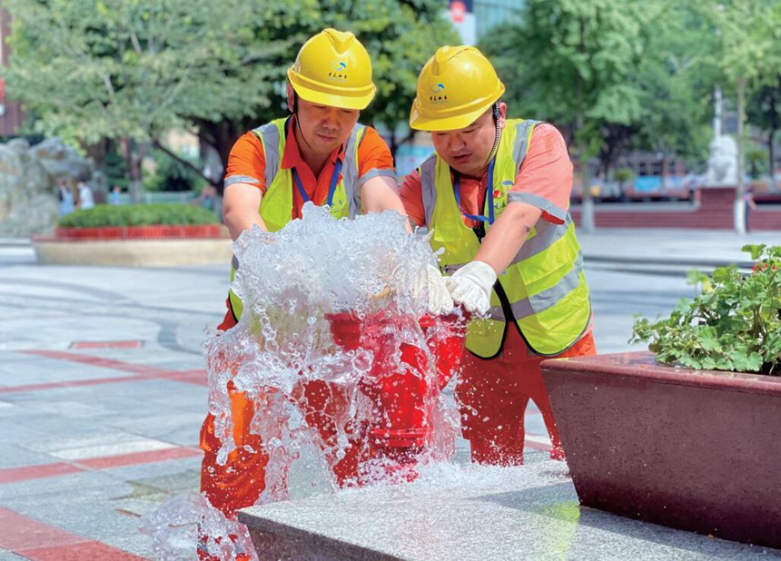 管道维护人员在检查市政消火栓