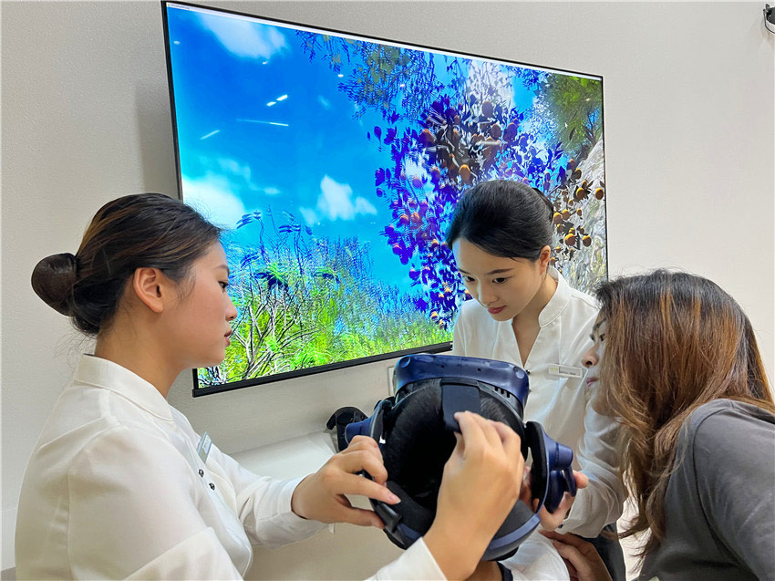 用VR“体验畅游”中医药世界。天府中药城供图