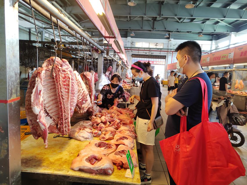 市场肉类产品供应充足。成都益民集团供图