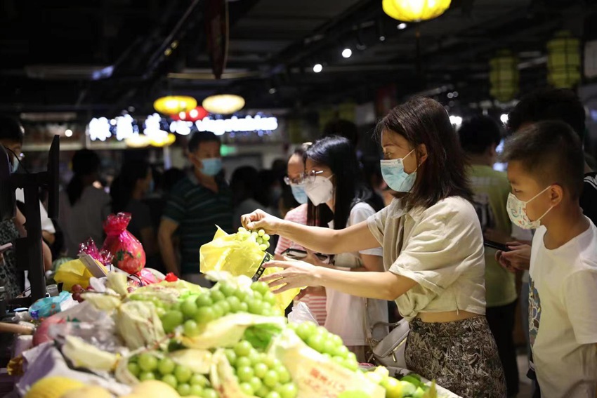 顾客认真挑选商品。成都益民集团供图