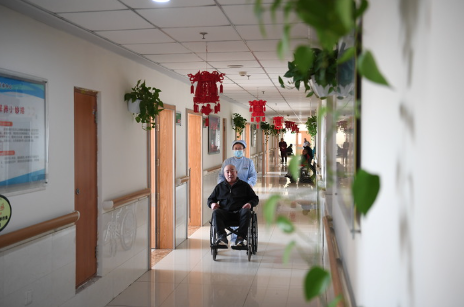 发展多层次多样化医养结合服务