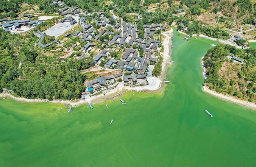 9月6日，酉阳酉水河镇河湾村，河湾山寨与酉水河。