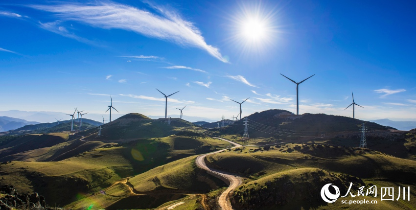 会东被誉为“攀西资源聚宝盆”，清洁能源富集，图为拉马乡鲁南山风电场。李益民摄