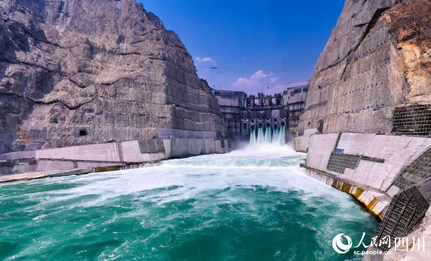 会东县水能资源富集，图为乌东德水电站大坝下游景观。邓中元摄
