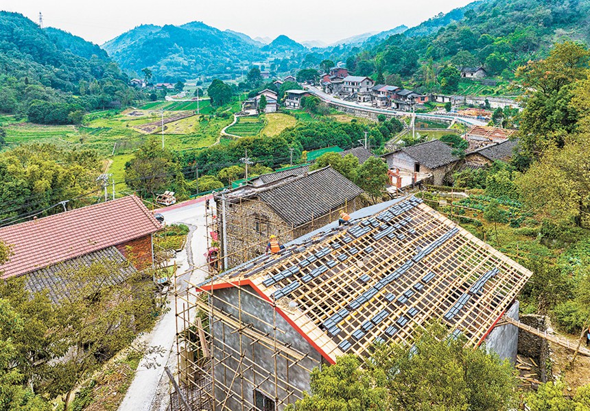 北碚天府镇文星村，工人正在对农房进行屋顶更换、结构加固作业（摄于10月14日）。记者 万难 摄/视觉重庆