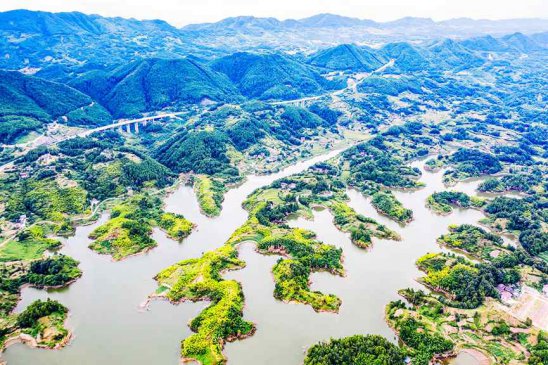 山峦“浮”水面 忠县金鸡水库秋景如画