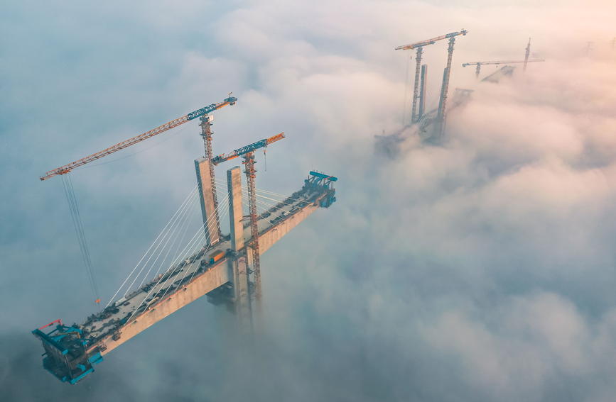 又见云端施工 百米高空建设者鏖战大桥建设