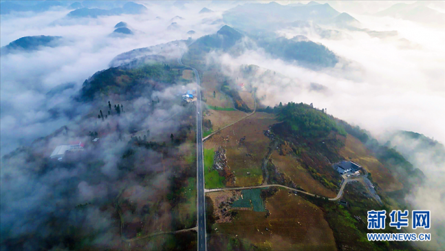 湖北鹤峰：“云中公路”串起高山好风光