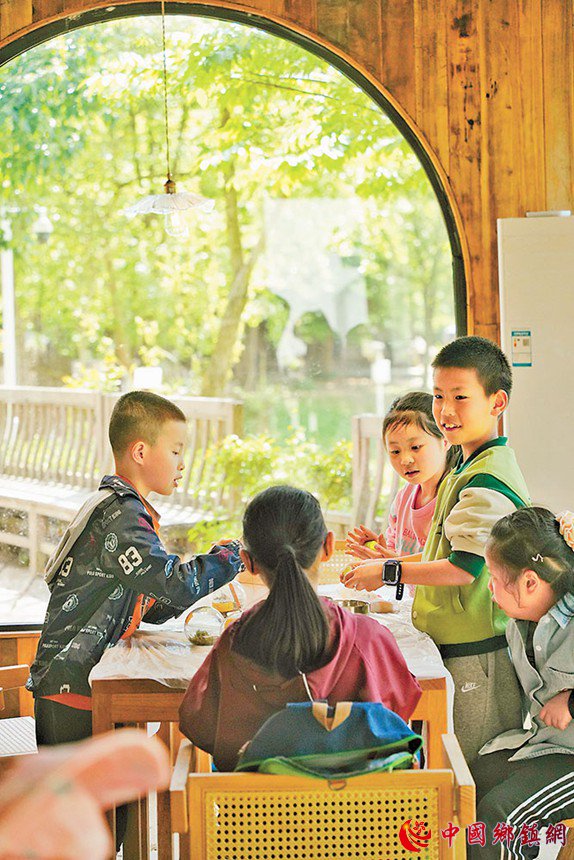 4月4日，沙坪坝区丰文街道三河村萤火谷农场，沙坪坝区育英小学学生在开展研学活动。