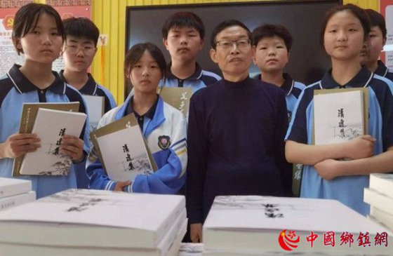 退休干部为农村娃赠书励志