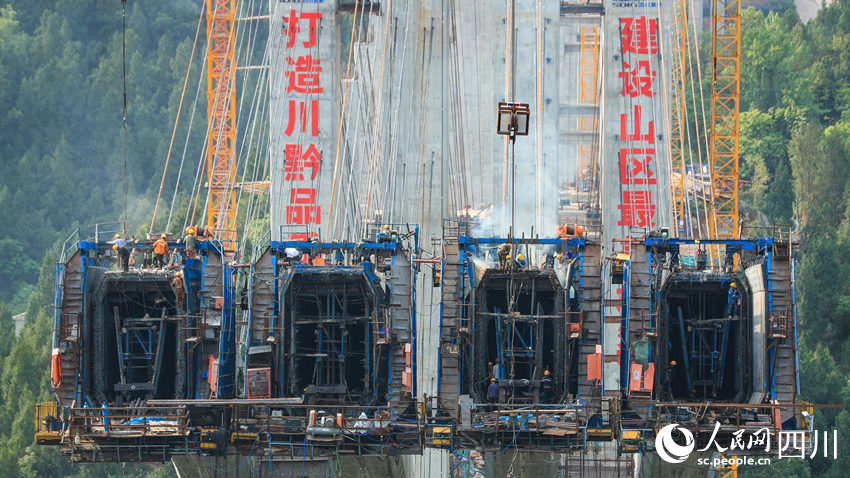 水落河特大桥建设现场一派忙碌。刘学懿摄