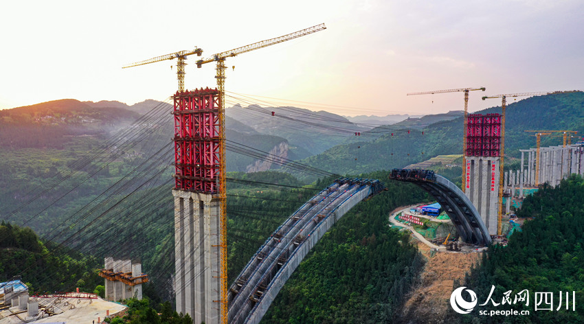 世界最大跨径悬浇拱桥建设忙。刘学懿摄
