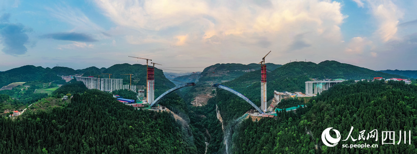 世界最大跨径悬浇拱桥建设忙。刘学懿摄