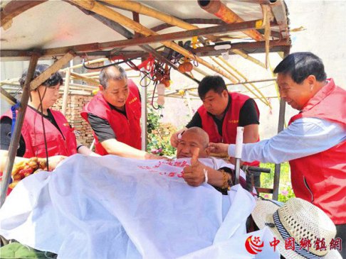 父子俩登门义务理发“北丐”从“头”暖到“心