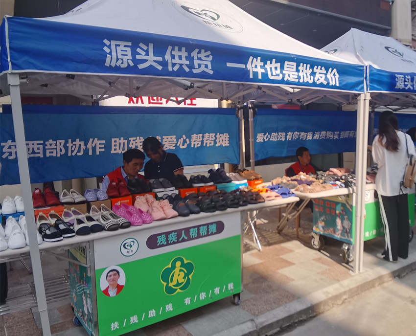 张来友（左一）的“帮帮摊”。受访者供图