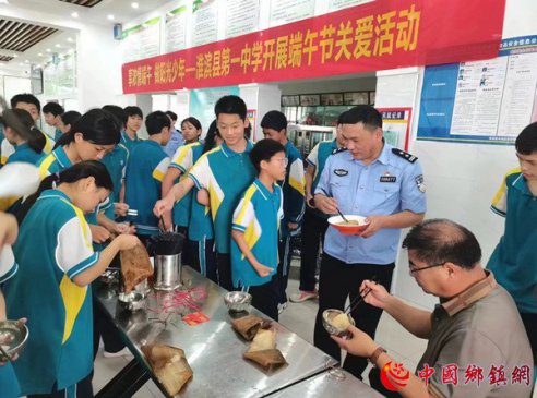 河南淮滨：“警察校长”与留守学生共迎端午节