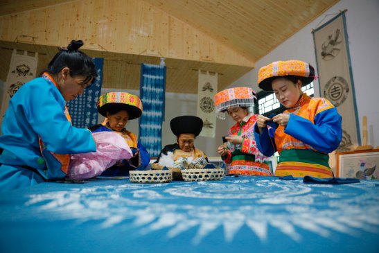 四川：苗家阿姐制作“粽子香囊”祈福端午