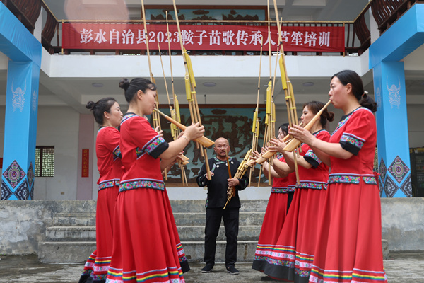 芦笙老师走进苗寨，指导当地村民吹奏芦笙，丰富大家的文化生活。 赵勇摄