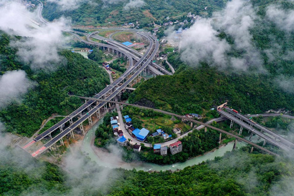 四川万源：长路美如画，天堑变通途