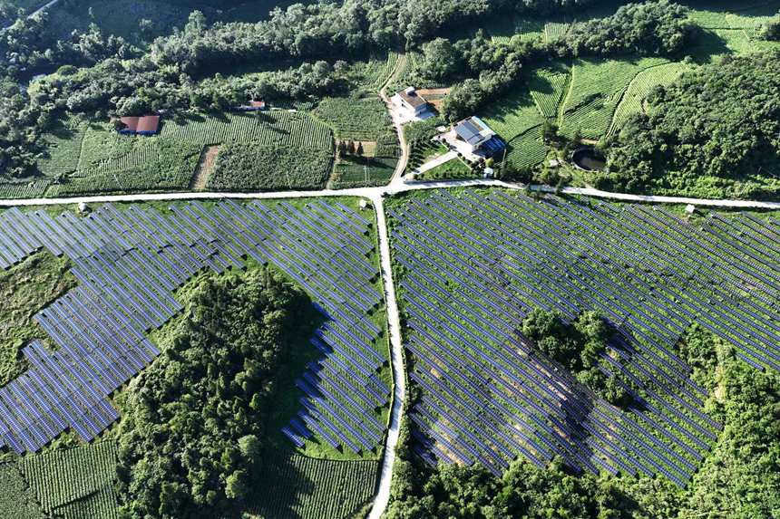 重庆市黔江区麒麟盖山地光伏发电站。杨敏摄