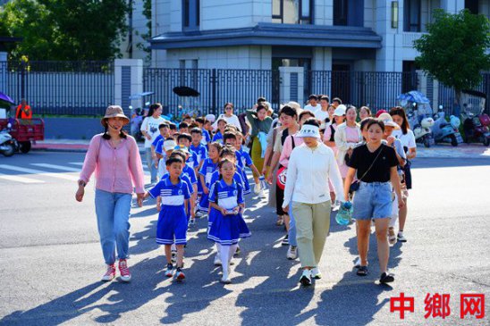 河南淮滨县实验小学组织师生到走读淮河文化园