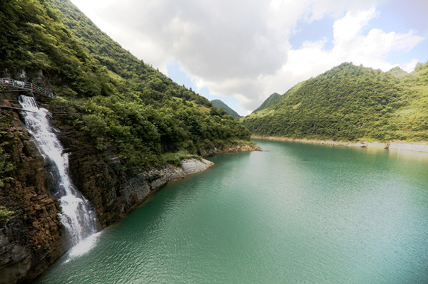 重庆市巫峡镇退休老同志见证巫山乡村旅游火爆