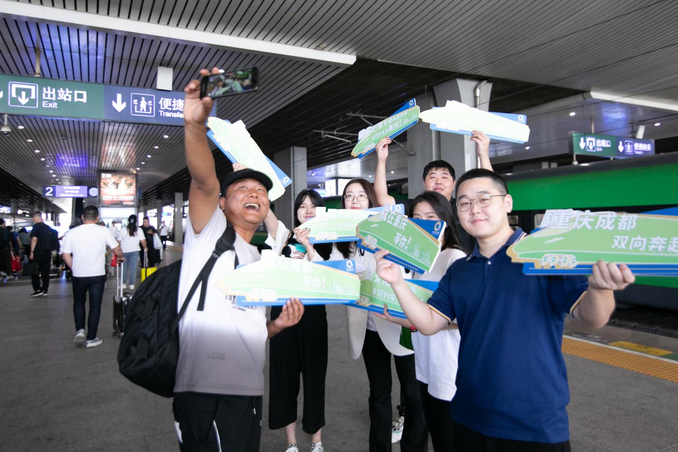 主题列车开行现场。主办方供图
