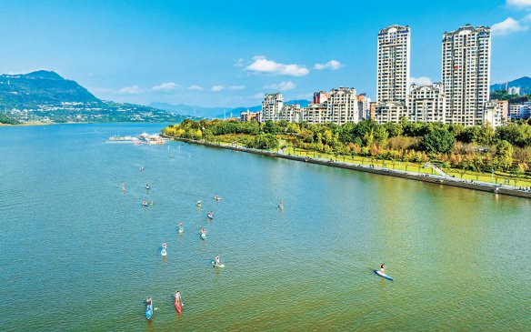 重庆开州：碧水蓝天 摇桨游湖