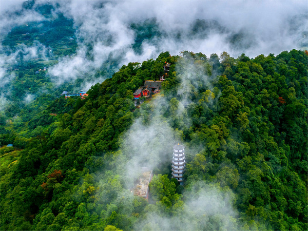 古寺云深处。圣灯山镇供图