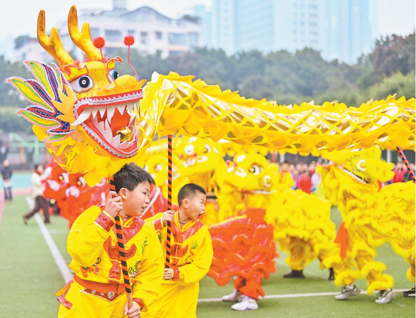 1月15日，南岸区怡丰小学，孩子们正在进行“龙腾虎跃大闯关”趣味游戏。该活动通过动静结合、有趣好玩的运动，提高学生的学科素养，促进学生身体健康。特约摄影 郭旭/视觉重庆