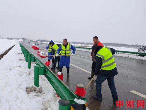 安徽明光市苏巷镇再掀清雪除冰行动 保障出行道