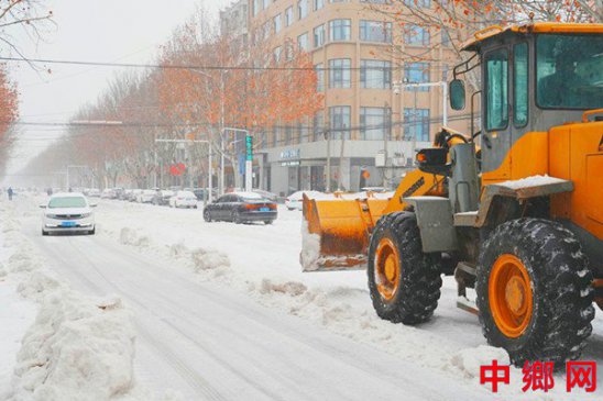 河南淮滨：铲雪车成为道路上一道亮丽风景线