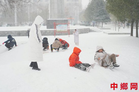 河南淮滨：雪中公园成了孩子们的“冰雪世界”