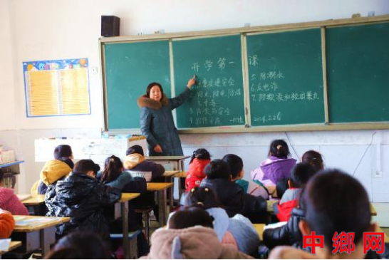 安徽利辛县中疃中心小学：喜领新书迎开学 上好