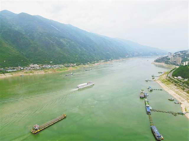 6月19日，长江三峡巫山县境内巫峡水域。目前，长江中下游已进入梅雨期，当地相关部门采取积极调整航标等措施，确保航道畅通安全。特约摄影 王忠虎/视觉重庆