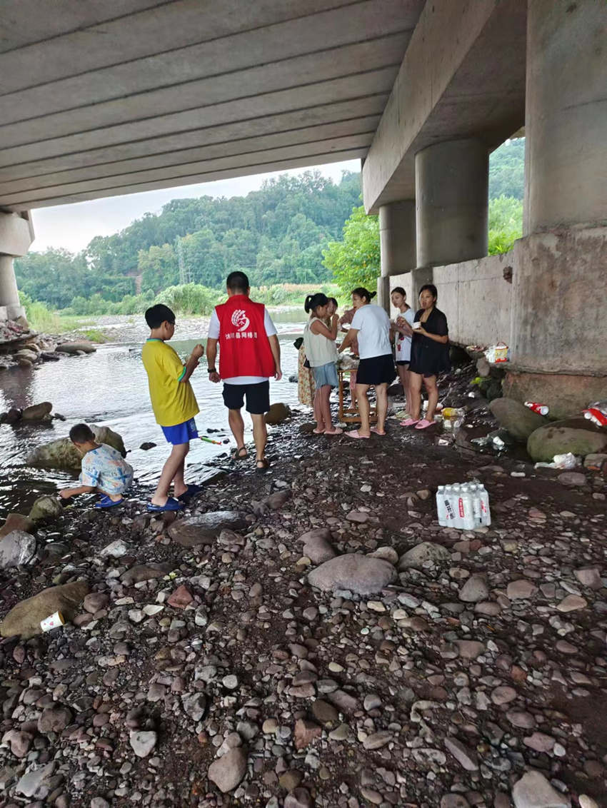 劝离河道内人员。沐川县融媒体中心供图