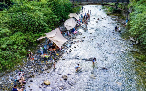 <b>重庆南川金佛山、神龙峡成重庆耍水热门地</b>