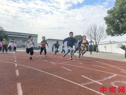 安徽庐江：郭河镇福元小学举行秋季趣味运动会