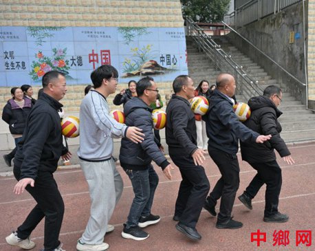 <b>湖南宁远县印山小学：欢声笑语庆元旦 我们一起“趣”运动</b>