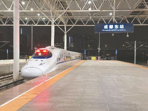 成都至深圳夜间动卧列车昨晚开行