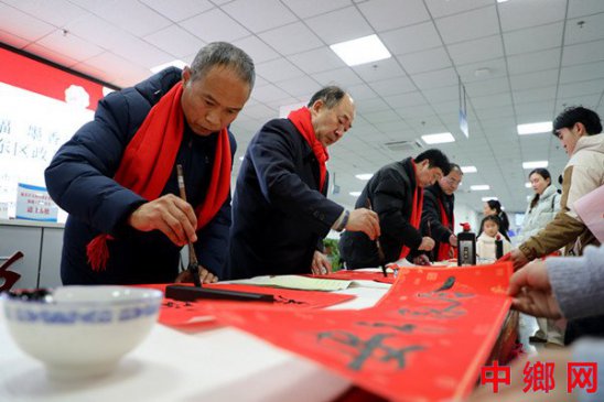安徽阜阳：送春联 迎新年