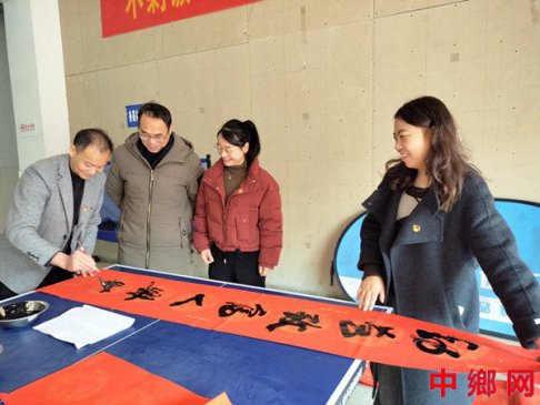 湖南宁远县印山小学：墨香迎新春 党员送祝福