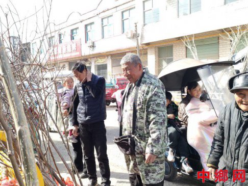 人勤春来早 植树正当时