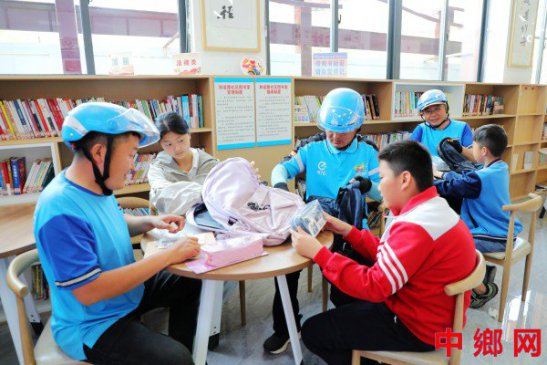 安徽阜阳：50名孩子获赠文具大礼包