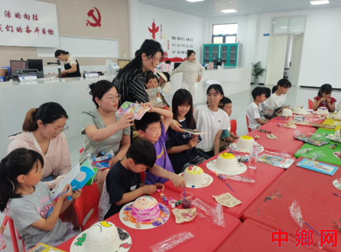 草帽绘童趣 书香伴成